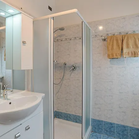Apartman Lovely & Quiet - With Balcony & Parking