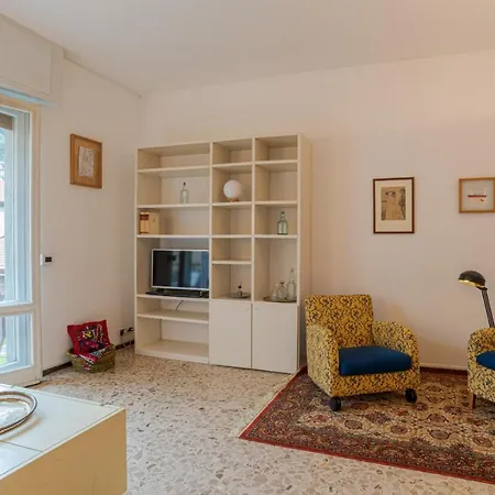 Lovely & Quiet - With Balcony & Parking * קומו