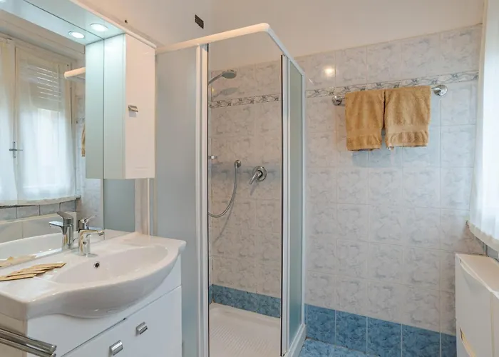 דירה Lovely & Quiet - With Balcony & Parking