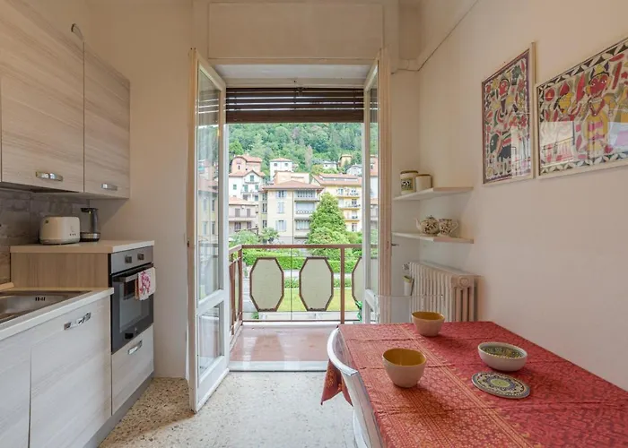 Lovely & Quiet - With Balcony & Parking קומו
