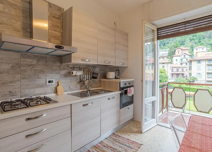 Lovely & Quiet - With Balcony & Parking * קומו